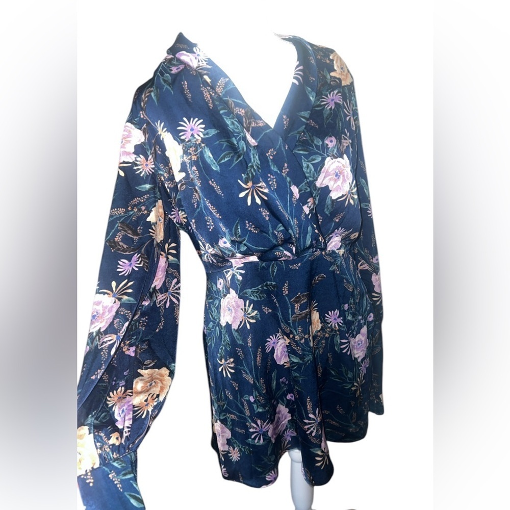 Women's Size Medium Blouse - Picture 3 of 4
